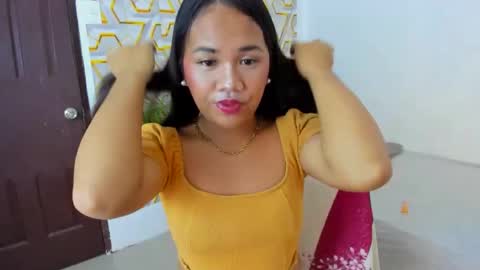 Snapshot of _lovelyyan69_ chatting on October 3, 6:13 am _lovelyyan69_ online show from October 3, 6:13 am