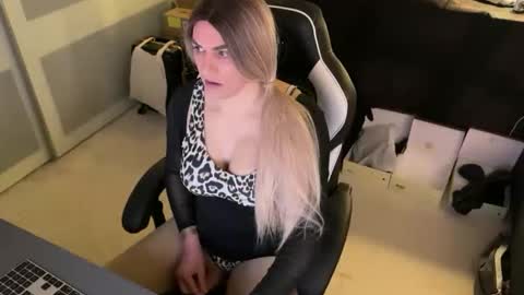 Leyla Leg online show from October 4, 9:59 pm