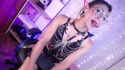 alexaavandercloude online show from April 10, 8:25 pm