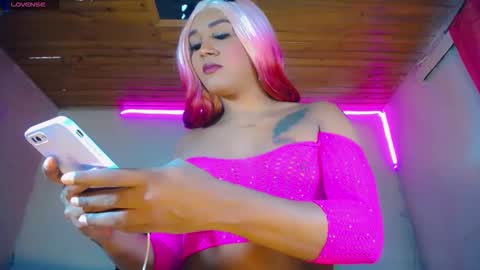 alondragill_ online show from May 19, 6:47 pm