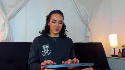 Hazel Bowie online show from February 6, 9:17 pm