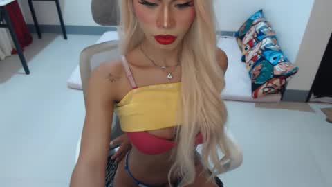 DIVINE ANGEL online show from January 31, 11:58 pm