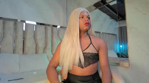 ariana_grande233 online show from March 3, 11:39 am