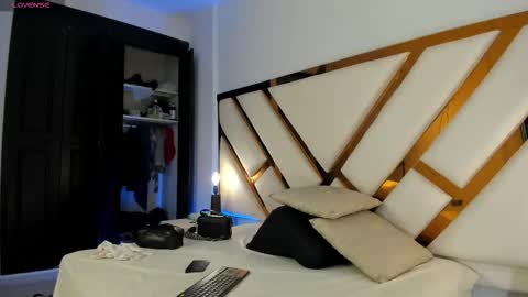 Aron cruz  online show from March 23, 12:32 pm