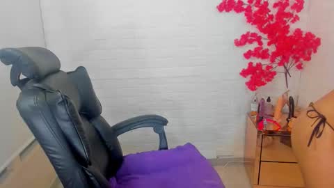 Monii Yi online show from December 3, 6:06 am