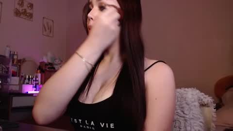 Mia online show from December 9, 8:55 am