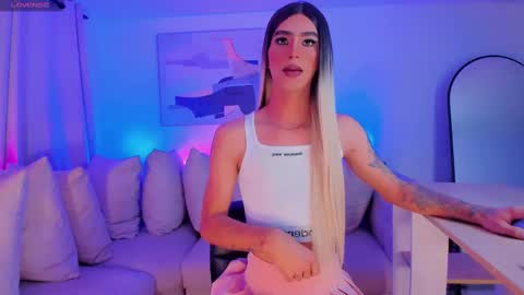 CLOE REMINTON online show from January 4, 11:54 am