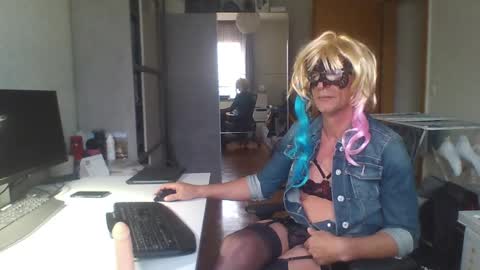 newcumer online show from February 13, 7:35 am