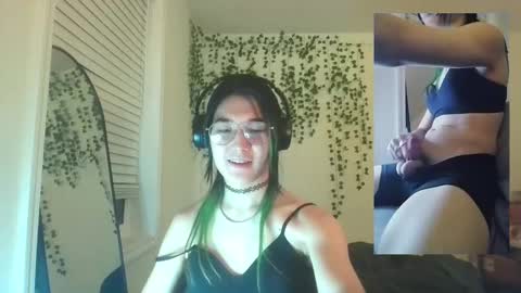Snapshot of deciduousdoll chatting on September 11, 6:32 am deciduousdoll online show from September 11, 6:32 am