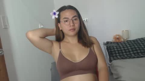 Snapshot of goldbella_ chatting on January 7, 1:06 am bella online show from January 7, 1:06 am