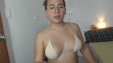 Snapshot of goldbella_ chatting on January 22, 1:31 am bella online show from January 22, 1:31 am