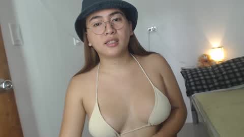 Snapshot of goldbella_ chatting on January 25, 1:21 am bella online show from January 25, 1:21 am