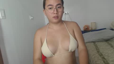 Snapshot of goldbella_ chatting on February 5, 1:15 am bella online show from February 5, 1:15 am