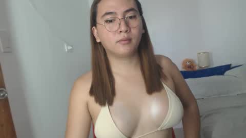 Snapshot of goldbella_ chatting on February 26, 1:43 am bella online show from February 26, 1:43 am