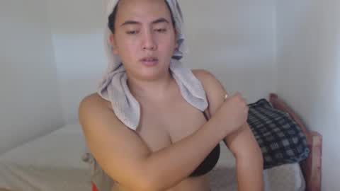Snapshot of goldbella_ chatting on October 1, 4:24 am bella online show from October 1, 4:24 am
