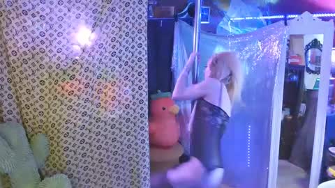 halovalentine online show from March 11, 11:37 pm