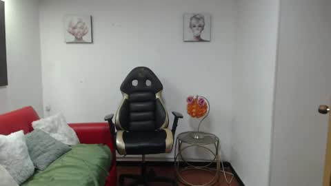 hanna_lamber online show from April 2, 11:19 am