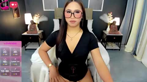 HELLO HANNAH IS BACK online show from March 16, 3:38 pm