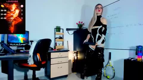 Snapshot of issabella_davinci chatting on October 12, 6:54 pm Issabella Davinci online show from October 12, 6:54 pm