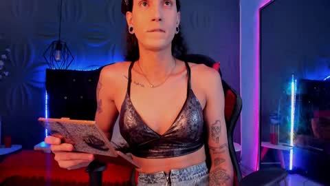 Joa Isaza     online show from December 22, 5:45 am