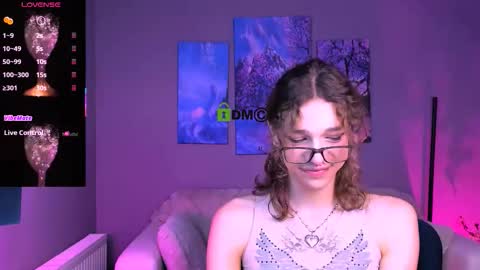 Snapshot of kevi_sunn chatting on October 8, 9:43 am kevi here online show from October 8, 9:43 am