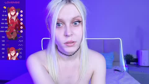 Snapshot of kitty_dora chatting on December 3, 11:07 am Evelyn online show from December 3, 11:07 am