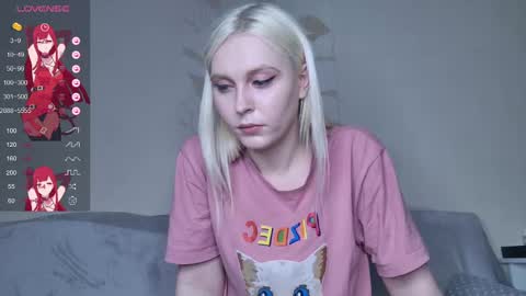 Snapshot of kitty_dora chatting on March 7, 1:32 pm Evelyn online show from March 7, 1:32 pm