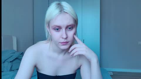 Snapshot of kitty_dora chatting on September 19, 5:24 am Evelyn online show from September 19, 5:24 am