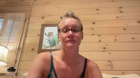 Lee online show from October 4, 9:04 pm