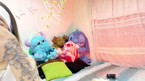 mikaelarangel online show from June 18, 4:24 am