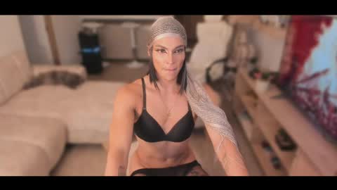 Charlotte independent model online show from April 16, 9:39 pm