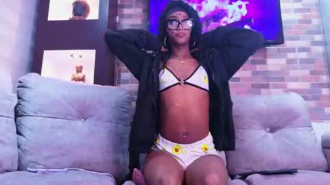 nahomy_james25 online show from July 29, 12:20 am