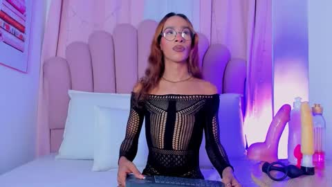 nicolemadrird online show from November 8, 6:52 pm