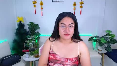 Ploysai online show from April 1, 1:41 pm