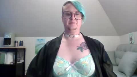 Snapshot of queerlyjaz chatting on September 30, 1:49 am queerlyjaz online show from September 30, 1:49 am
