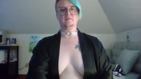 Snapshot of queerlyjaz chatting on October 1, 1:50 am queerlyjaz online show from October 1, 1:50 am