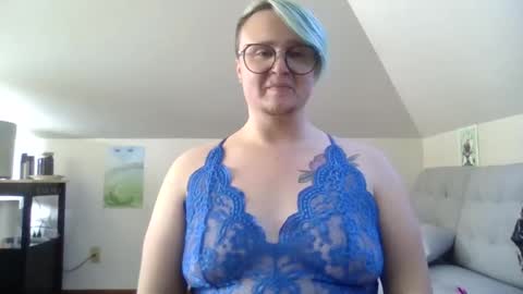 Snapshot of queerlyjaz chatting on October 5, 11:04 pm queerlyjaz online show from October 5, 11:04 pm