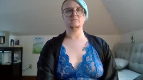 Snapshot of queerlyjaz chatting on October 10, 12:11 am queerlyjaz online show from October 10, 12:11 am