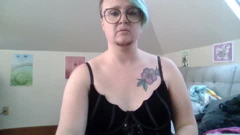 Snapshot of queerlyjaz chatting on October 19, 9:51 pm queerlyjaz online show from October 19, 9:51 pm
