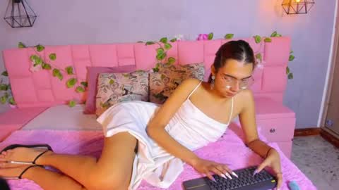sarasaenz999 online show from July 23, 3:10 pm