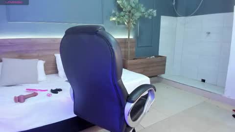 shayla online show from November 15, 6:11 am