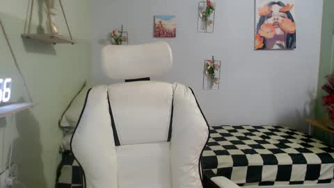 snow_2000 online show from January 19, 5:48 am