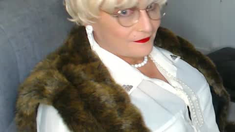 sonjairene online show from December 25, 2:35 am