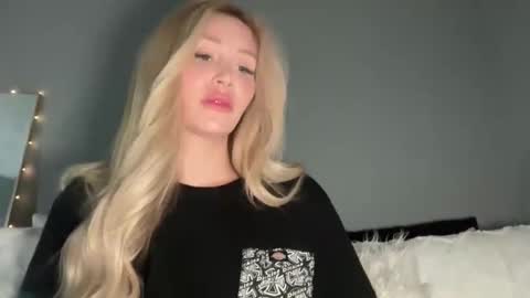 Stella Bella online show from March 3, 12:45 am