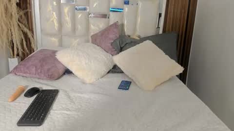  T A M A R A  online show from November 8, 8:31 pm