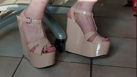 teninchheels online show from December 2, 2:47 pm