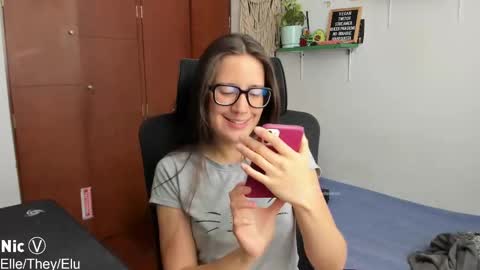 Snapshot of thetropicalseduction chatting on October 3, 2:17 pm Nicole   TheyElleElu online show from October 3, 2:17 pm