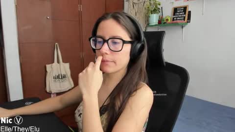 Snapshot of thetropicalseduction chatting on October 23, 1:59 pm Nicole   TheyElleElu online show from October 23, 1:59 pm