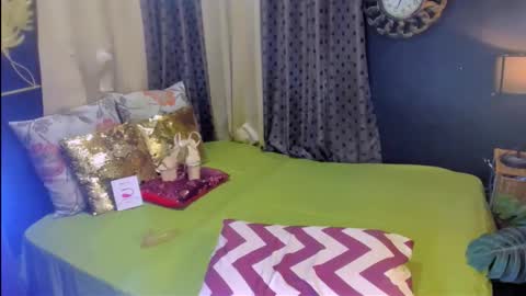 Curlee Lopez online show from September 10, 1:54 pm