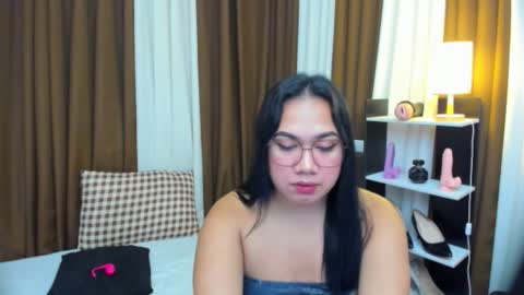 Karen Oquio online show from October 21, 10:00 pm